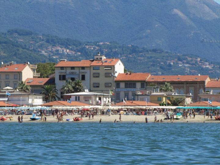 Hotel Pardini Виареджо Екстериор снимка